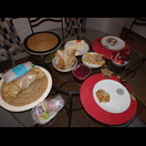 Frühstück mit Shrimps, Anchovis, zweierlei Pasteten, dreierlei Käse, Rotebeete-Salat, Obst und je zweierlei Brot und Baguette